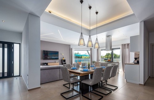 Mali Vareski House | New villa with private pool, darts, BBQ