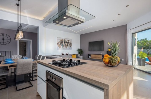 Mali Vareski House | New villa with private pool, darts, BBQ