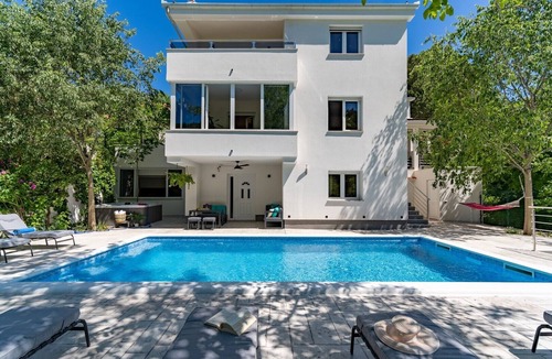 Kucice Villa | New! Villa Zara with 34 sqm heated Pool, Jacuzzi, Billiard, Table tennis, 8pax