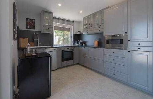 Tulisevica Apartment | Nice apartment for 4 people with A/C, WIFI, pool, TV, terrace and pets allowed