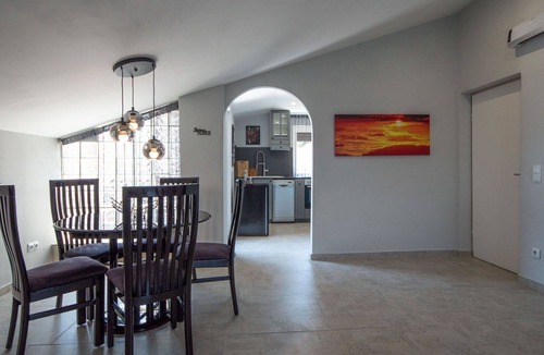 Tulisevica Apartment | Nice apartment for 4 people with A/C, WIFI, pool, TV, terrace and pets allowed