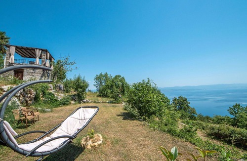 Tulisevica Apartment | Nice apartment for 4 people with A/C, WIFI, pool, TV, terrace and pets allowed