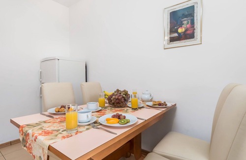 Banjol Apartment | Nice apartment for 4 people with WIFI, pool, A/C, TV and terrace