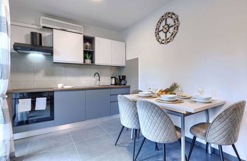 Presika Apartment | Nice apartment for 5 people with pool, A/C, WIFI, TV and terrace