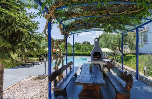 Presika Apartment | Nice apartment for 5 people with pool, A/C, WIFI, TV and terrace