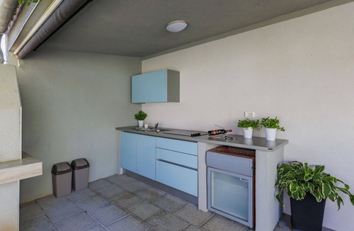 Loborika Apartment | Nice apartment for 6 guests with WIFI, A/C, private pool, TV, terrace and pets allowed