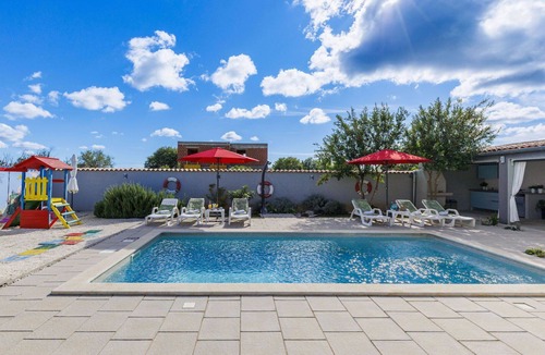 Loborika Apartment | Nice apartment for 6 guests with WIFI, A/C, private pool, TV, terrace and pets allowed