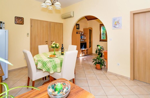 Necujam Apartment | Nice apartment in Necujam with house sea view