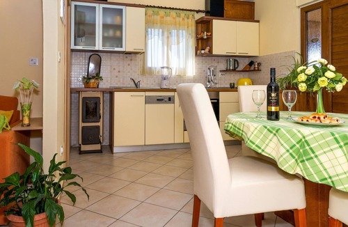 Necujam Apartment | Nice apartment in Necujam with house sea view