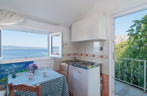 Omis Apartment | Nice apartment in Omis with house sea view