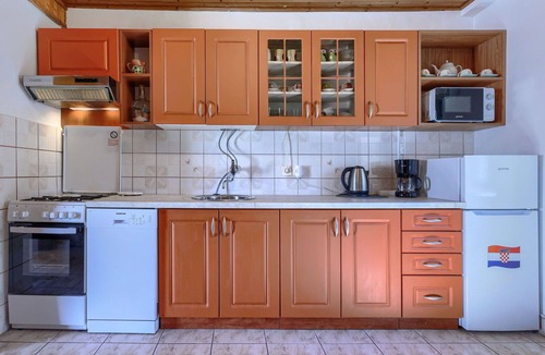 Pinezici House | Nice apartment in villa for 6 people with A/C, WIFI, pool, TV, terrace and pets allowed