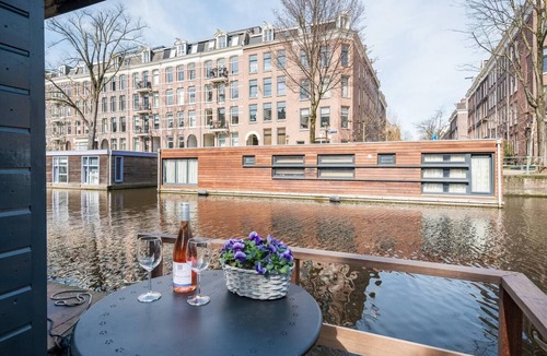 Helmersbuurt Boat Rental | Nicely renovated and beautiful decorated Houseboat-Apartment located at the Old-West area.