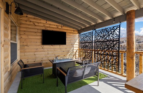 Table Rock Cabin | Nxt to Indoor/Outdoor Pool! All Ensuite! PoolTable