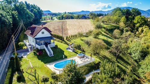 Ivanec House | Odisea Hill House - Modern Holiday Home with swimming pool, sauna, jacuzzi, WiFi and 2 bedrooms, near Varazdin