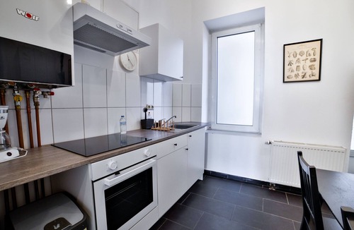 Goethestraße Apartment | Old building vacation apartment in the Goethe district - luxury bathroom, WiFi & space for 4 people