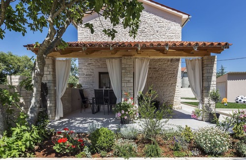 Pinezici Villa | Old stone house