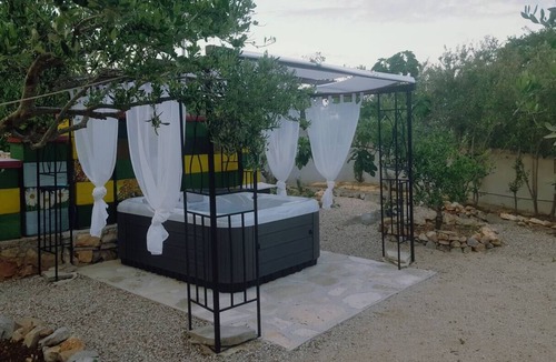 Grohote Apartment | Olive - Pool, Jacuzzi - Tvrdic Honey Farm
