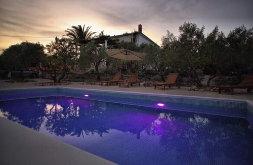 Grohote Apartment | Olive - Pool, Jacuzzi - Tvrdic Honey Farm