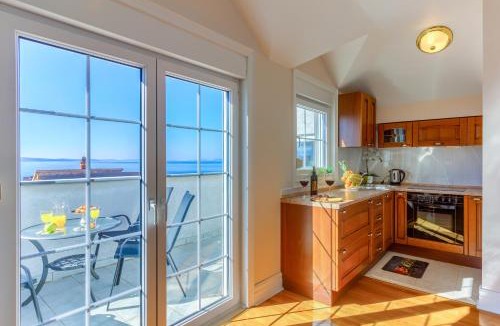 Tice Apartment | OMIŠ Dream house Blue sky