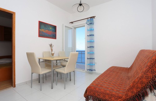 Ruskamen Apartment | One bedroom apartment with balcony and sea view Lokva Rogoznica, Omiš (A-17645-c)