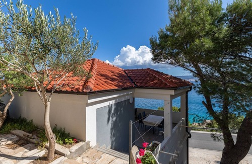 Ruskamen Apartment | One bedroom apartment with balcony and sea view Lokva Rogoznica, Omiš (A-23105-b)