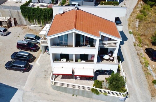 Ruskamen Apartment | One bedroom apartment with balcony and sea view Lokva Rogoznica, Omiš (A-25499-b)