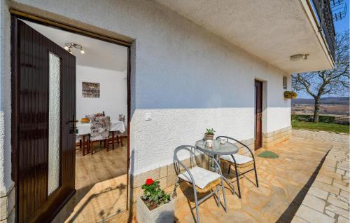 Makovci Apartment | One-Bedroom Apartment Groznjan 01