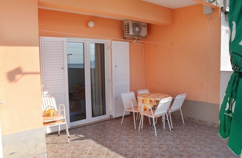 Dugi Rat Apartment | One bedroom apartment near beach Duće (Omiš) (A-5275-a)