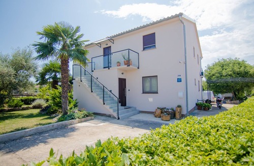 Milovcici Apartment | One bedroom apartment with terrace Milovcici, Krk (A-19352-a)