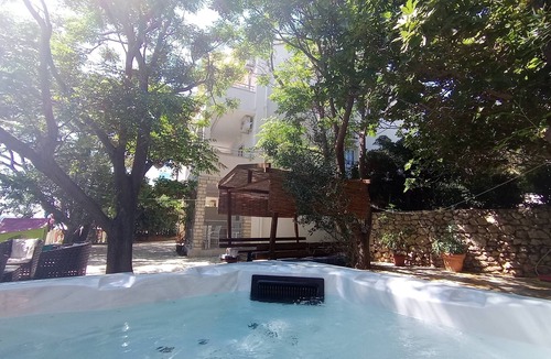 Vidalici Apartment | One bedroom apartment with hot tub by the beach Vidalići, Pag (A-18936-d)