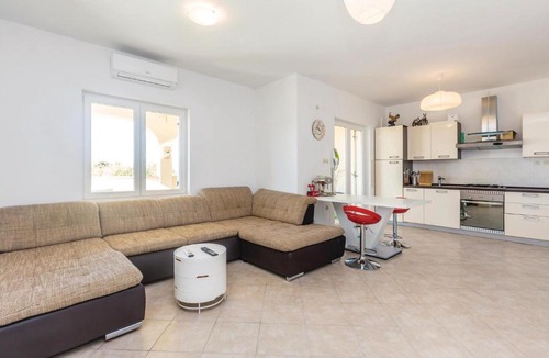 Marsici Apartment | One-Bedroom Apartment in Malinska