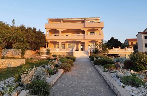 Lun Apartment | One bedroom apartment near beach Lun, Pag (A-3320-c)