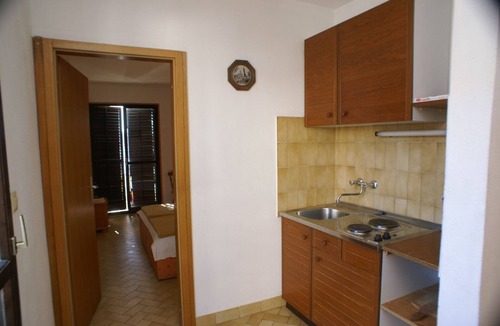 Tice Apartment | One bedroom apartment near beach Nemira, Omiš (A-2782-g)