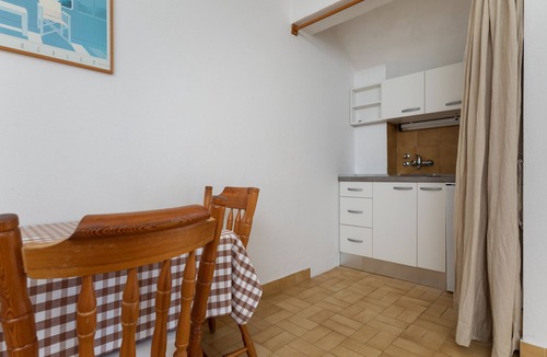 Tice Apartment | One bedroom apartment near beach Nemira, Omiš (A-2782-c)