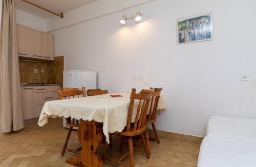 Tice Apartment | One bedroom apartment near beach Nemira, Omiš (A-2782-e)