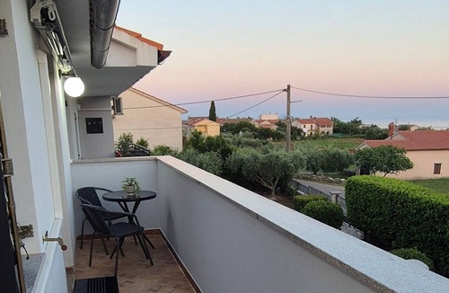 Mali Vareski Apartment | One bedroom apartment with balcony and sea view Peruški, Marčana (A-24578-b)