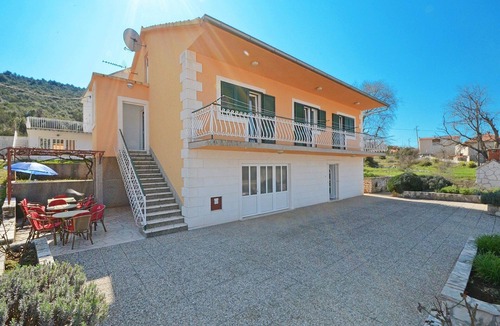 Marina Apartment | One bedroom apartment with air-conditioning Marina, Trogir (A-11554-a)