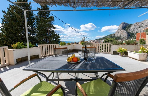 Omis Apartment | One bedroom apartment with terrace and sea view Omiš (A-20787-a)