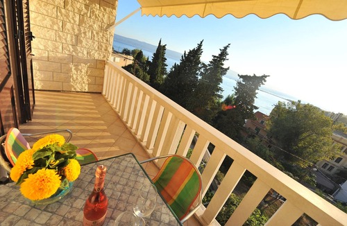 Omis Apartment | One bedroom apartment with balcony and sea view Omiš (A-20787-c)