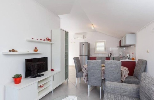 Hodilje Apartment | One Bedroom Apartment with Balcony and Sea View (CRVENI)