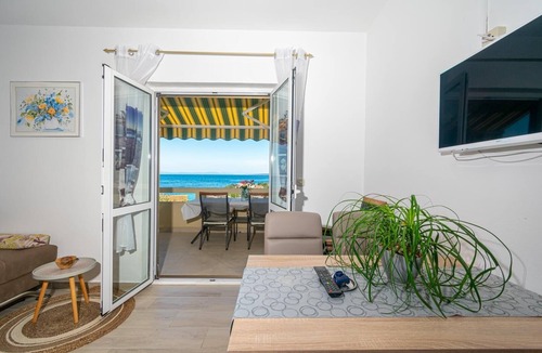 Lun Apartment | One bedroom apartment with terrace and sea view Lun, Pag (A-19358-b)