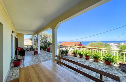 Lun Apartment | One bedroom apartment with terrace and sea view Lun, Pag (A-19358-c)