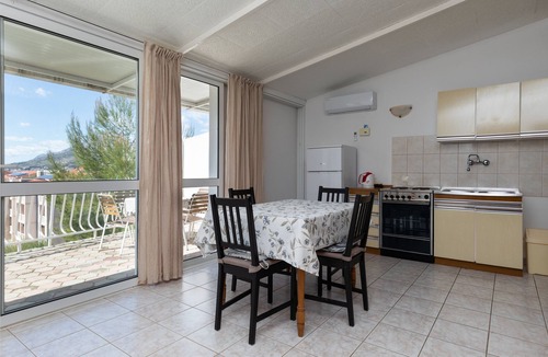 Tice Apartment | One bedroom apartment with terrace and sea view Nemira, Omiš (A-2828-e)