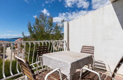 Tice Apartment | One bedroom apartment with terrace and sea view Nemira, Omiš (A-2828-e)