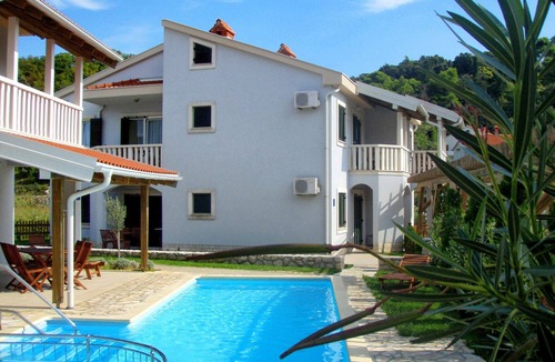 Kampor Apartment | One bedroom apartment with a swimming pool Palit, Rab (A-3210-d)