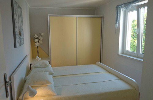 Palit Apartment | One bedroom apartment with terrace and sea view Banjol, Rab (A-11800-a)