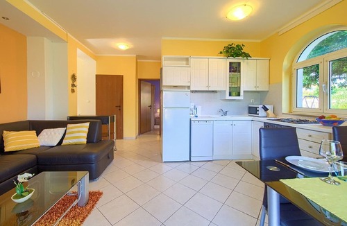 Porat Apartment | Pleasant Apartment in Vantacici amid the Sea