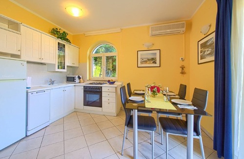 Porat Apartment | Pleasant Apartment in Vantacici amid the Sea