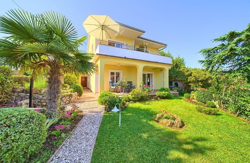 Porat Apartment | Pleasant Apartment in Vantacici amid the Sea