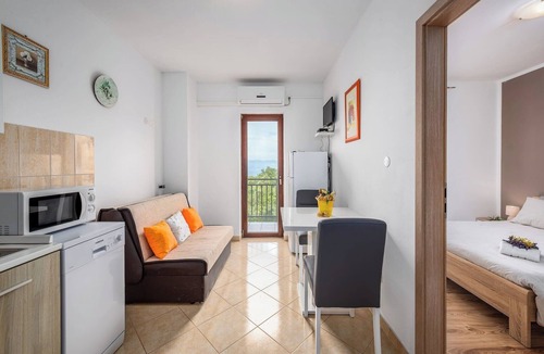 Drenje Apartment | Pleasant apartment with Pool, Sauna, Hot Tub